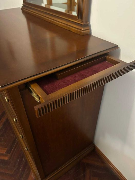 Cómoda em cerejeira com 7 gavetas e espelho