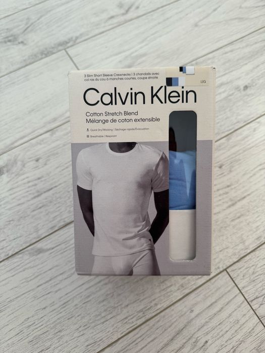 Продам новий комплект із трьох різнокольорових футболок Calvin Klein(оригінал) розміру L