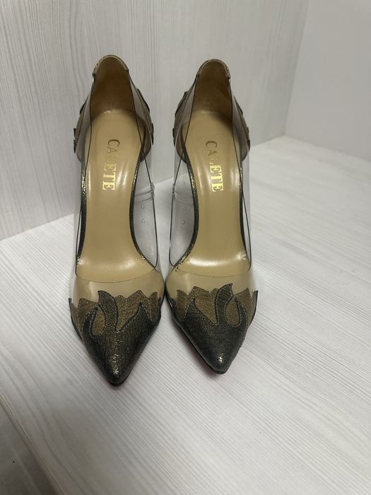 Нові туфлі золотого кольору з силіконом