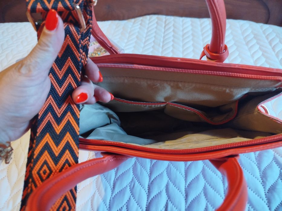 Mala laranja e branca