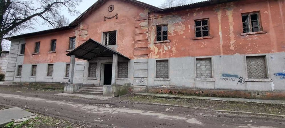 Продам  отдельно стоящее 2-х этажное здание в Центре города .Rn
