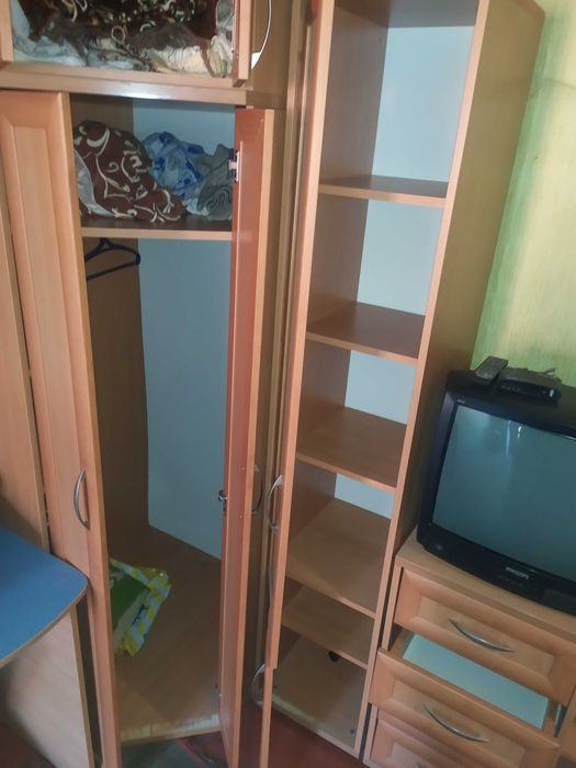 Продається шафа кутова в бездоганному стані з антресоллю, все функціонує 4300гр. Окремо до нього - пенал та комод