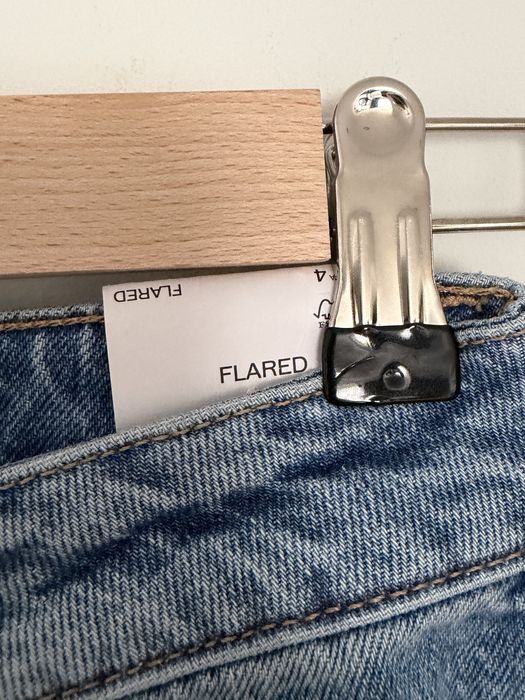 Jeansy Fiona flare firmy Mango