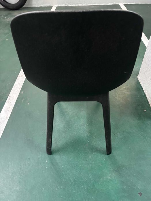 6 Cadeiras de sala de jantar, em material muito resistente, na cor cinza escuro, em muito bom estado.
