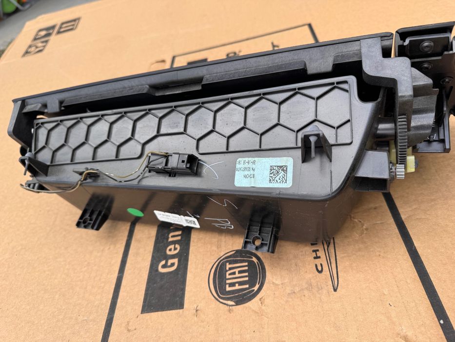 SCHOWEK PASAŻERA GÓRNY RAM 1500 GEN 5