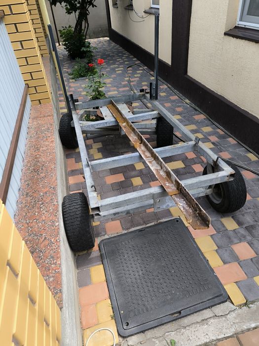 Причіп платформа для генератора.