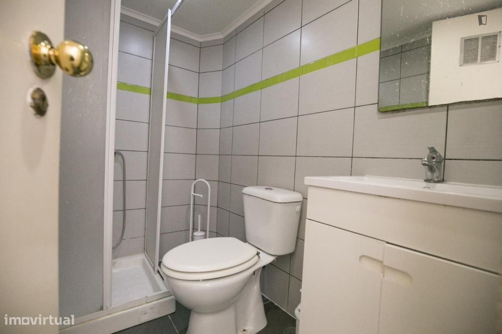 Quarto - localizado em Alameda Lisbon