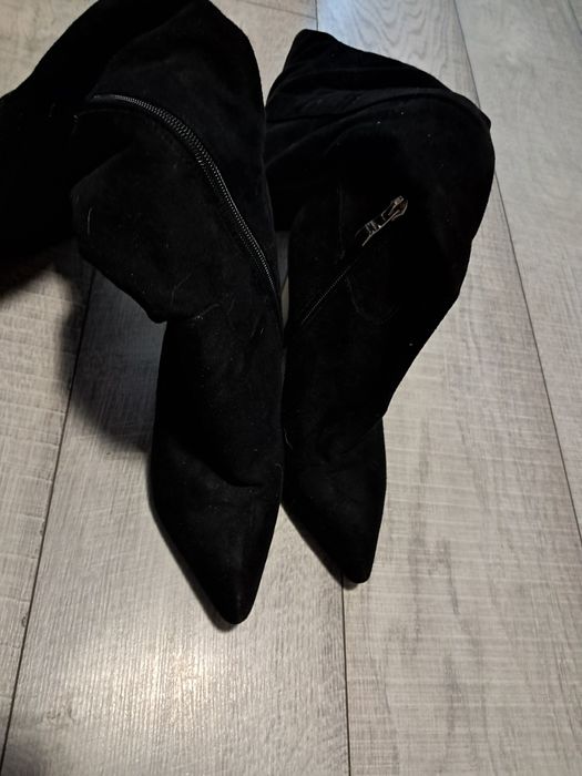 Nowe, zamszowe botki za kolana