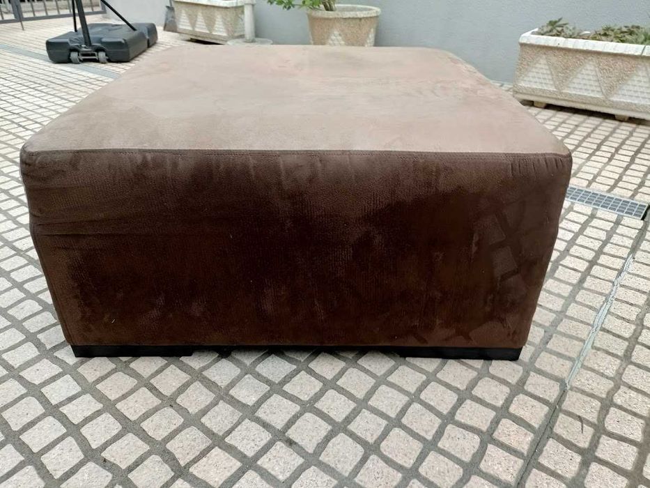 Sofá com chaise longue e mesa centro tipo puff