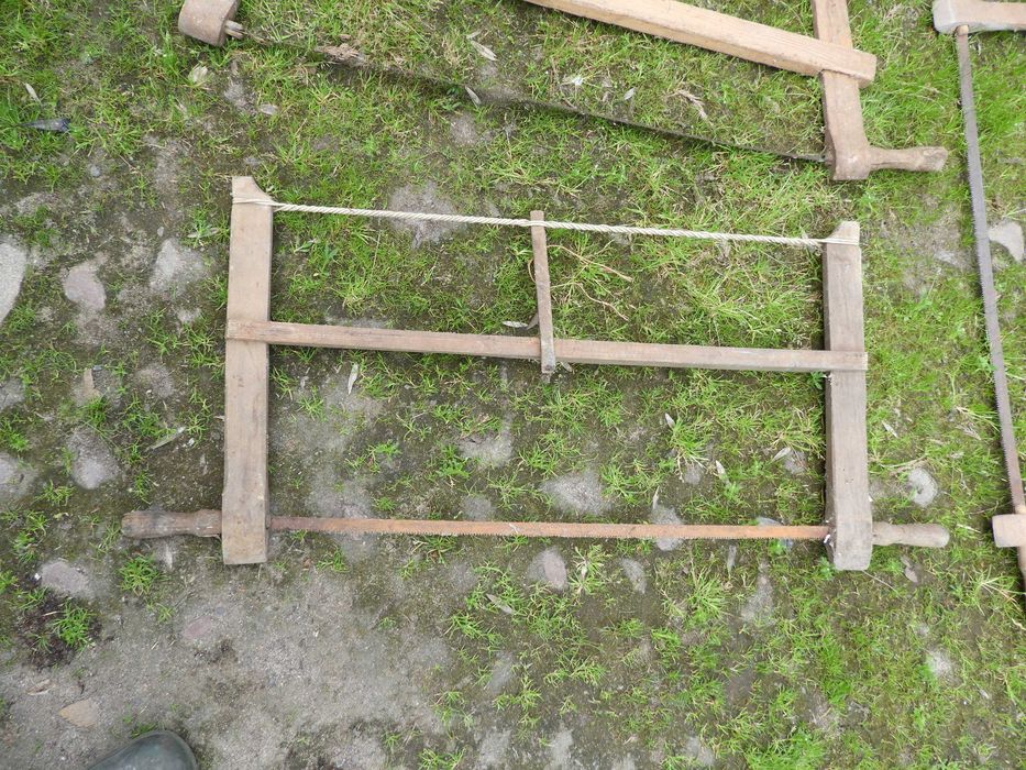 stare piły ramowe ręczne zabytek PRL drewniana dekoracja piła =