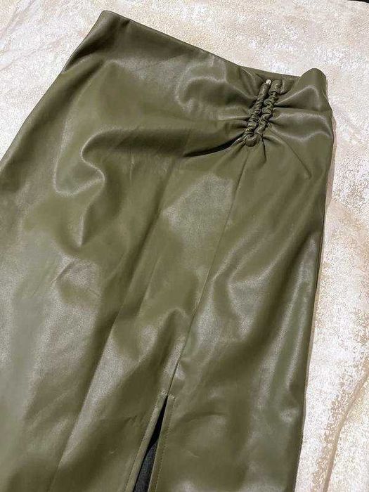 Спідниця з еко шкіри,колір хакі. Розмір L. Нова.