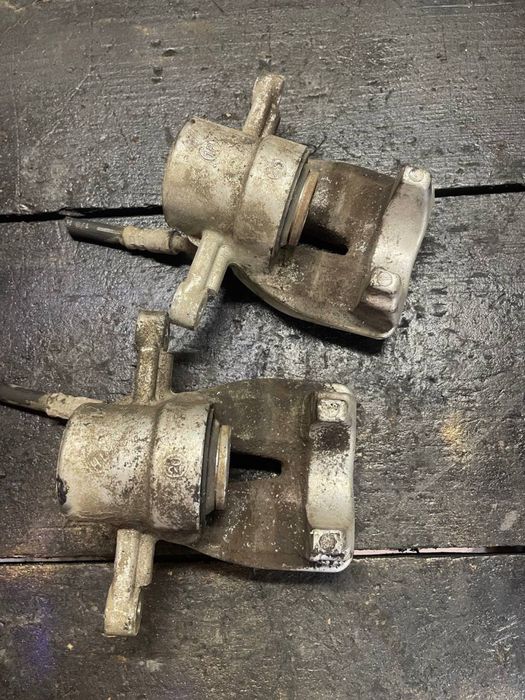 Задній супорт задні супорта toyta avensis t25 седан авенсіс тойота