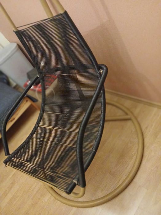 fotel bujany - czarny na stalowym ruszcie