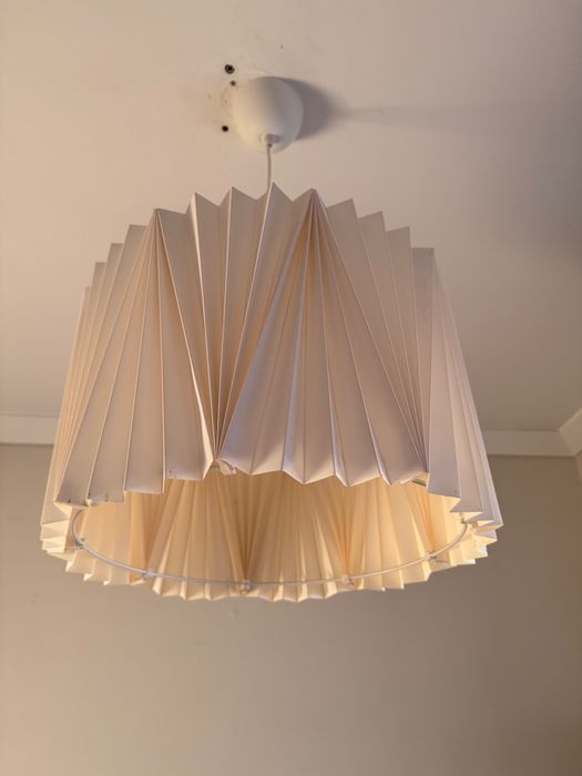 2 candeeiros de teto plissados IKEA, estilo origami |  2 IKEA pleated ceiling pendant lamps, origami style
