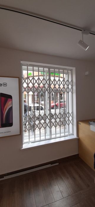 Раздвижные решетки для банков, офисов, витрин магазинов, шахт лифтов