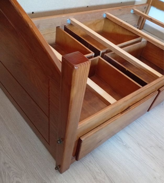 Cama de madeira de solteiro
