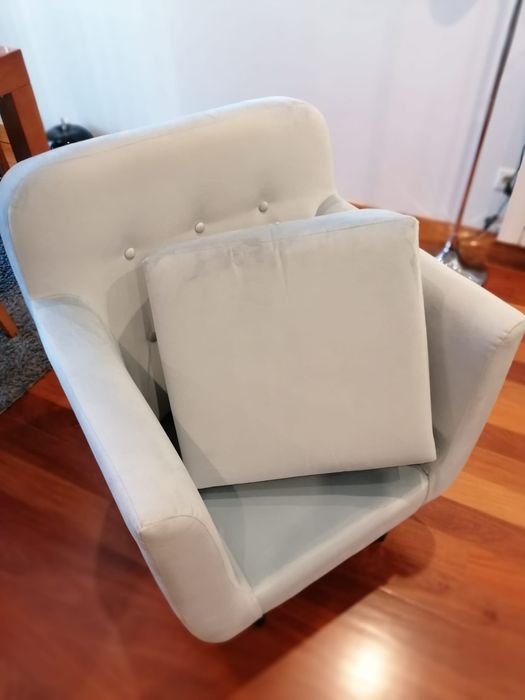 Cadeirão em tecido cinza aveludado