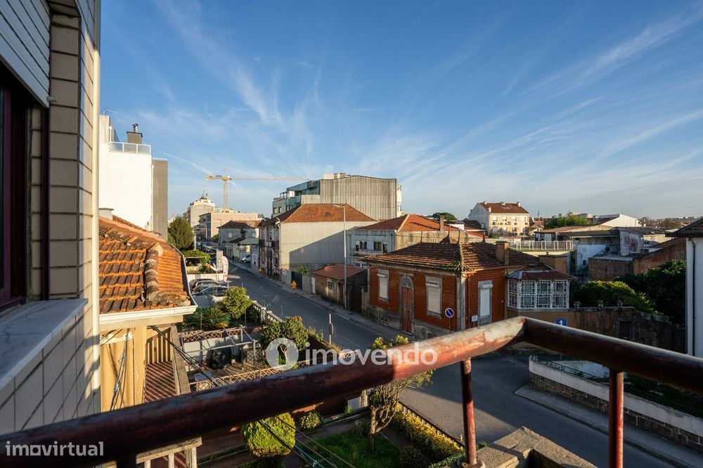 Apartamento T2, com estacionamento e arrecadação, no Porto