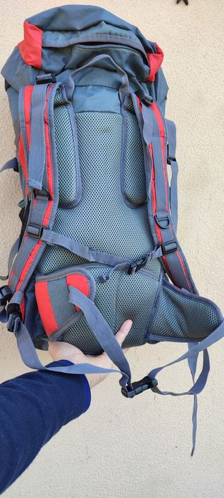 Mochila de caminhada campismo muito bom estado super confortável usar