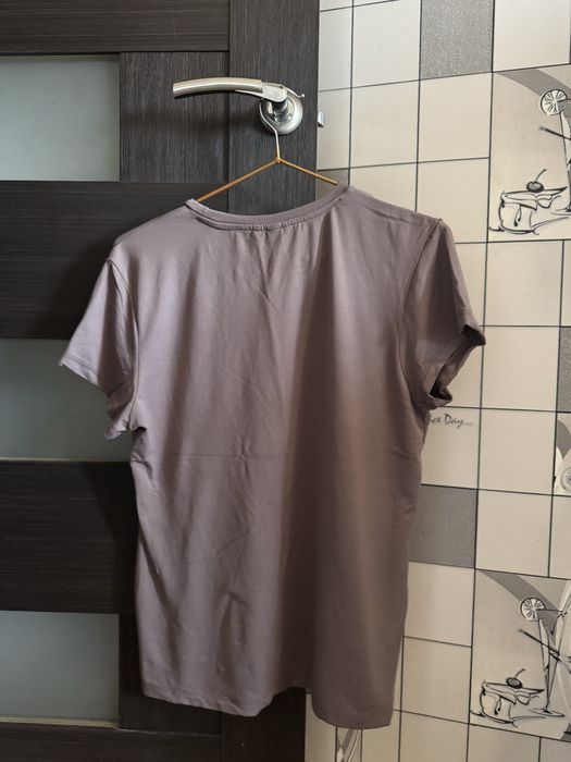 Коричнева базова футболка на літо