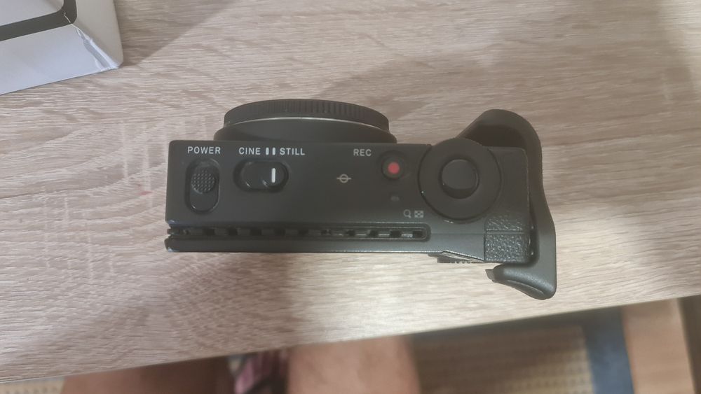 Sigma fp com 2 baterias + handgrip + hot shoe flash