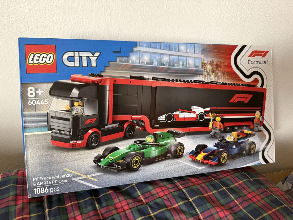 Lego F1 truck com RB20 e AMR24 F1 cars