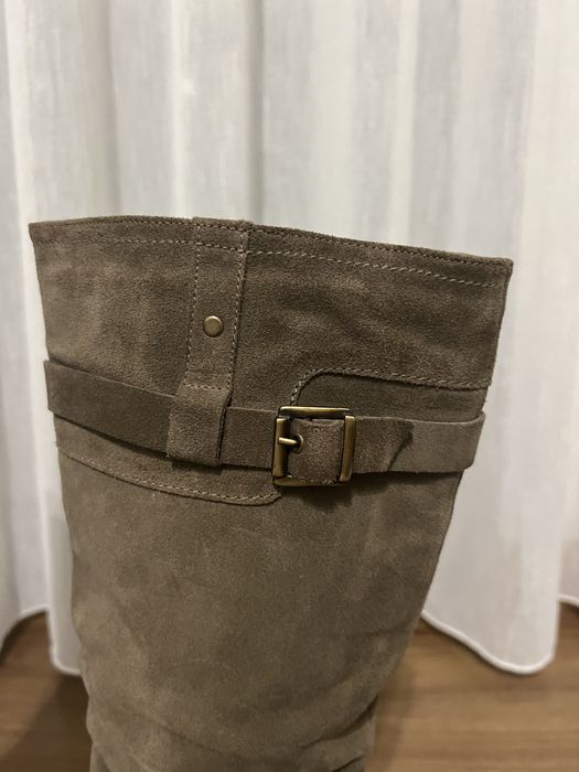 Bota cano alto em camurça