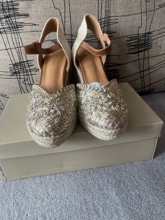 Piekne buty na koturnie