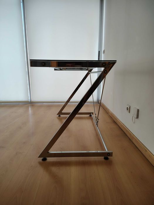 Secretária moderna em vidro – design elegante