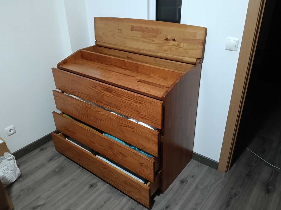 Cómoda de madeira maciça