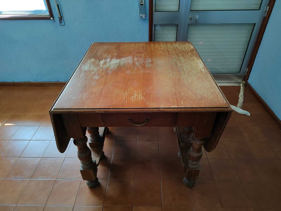 Mesa rectangular em madeira