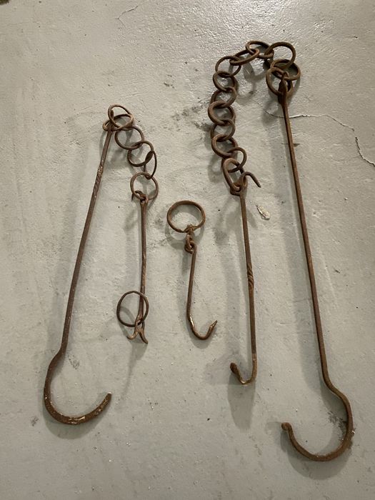 Conjunto antigo de correntes e ganchos de lareira grande