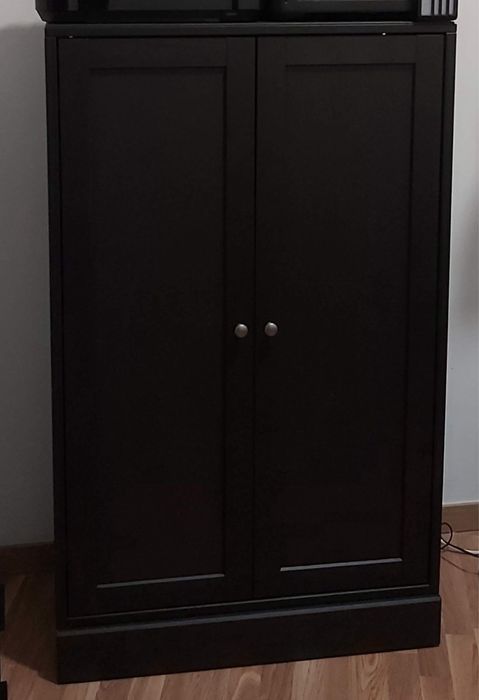 Armário castanho escuro