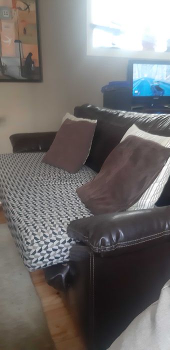 Sofá pura pele.Excelente estado.Transporte não incluído. 150€
