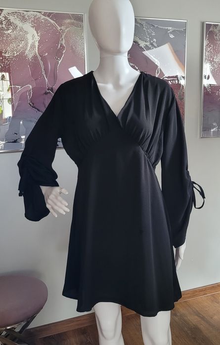 Sukienka damska odcinana pod biustem czarna dekolt V M