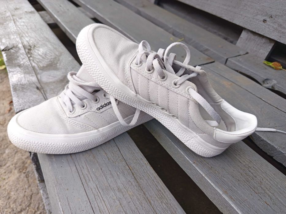 Стильні та Легкі Кеди Adidas