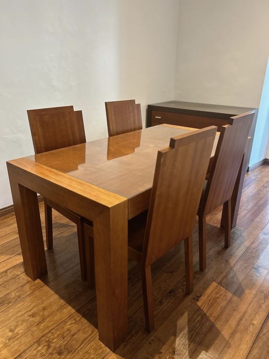 Mesa e conjunto de 4 cadeiras.