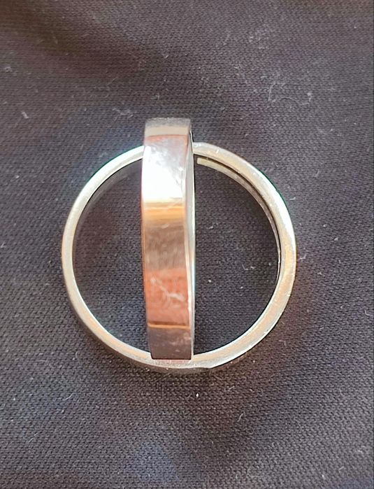 Продам серебрянные кольца с золотыми вставками.