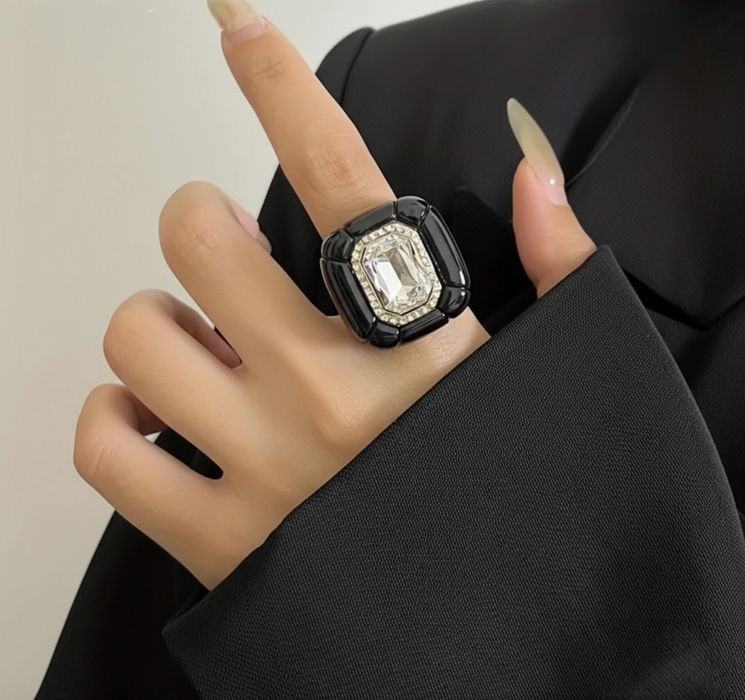 Anel quadrado castanho escuro