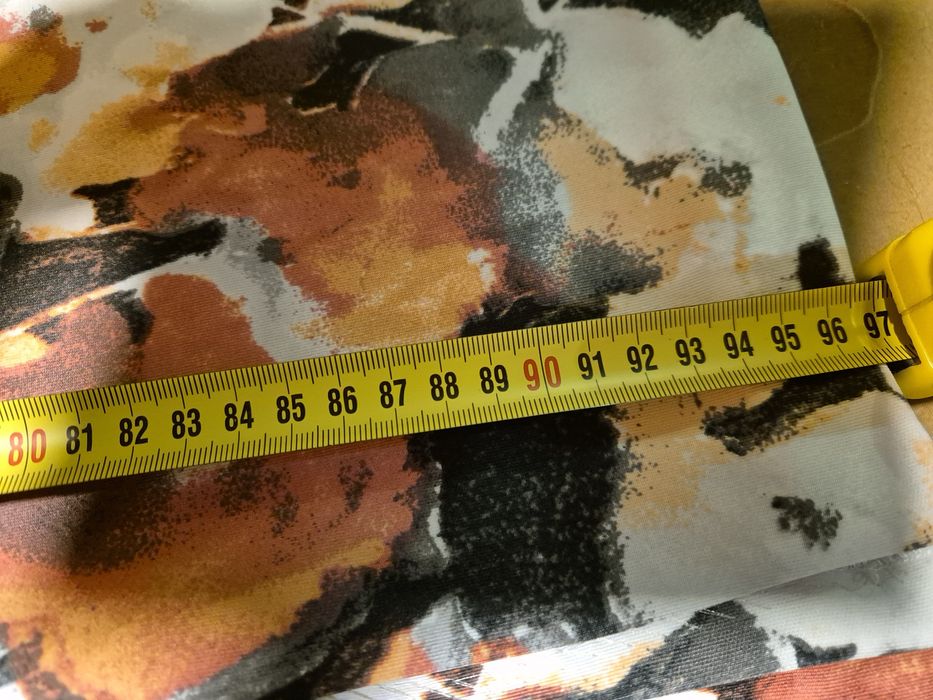 Śliczna sukienka z jesiennym motywem  lekko dopasowana - rozm. 42/44