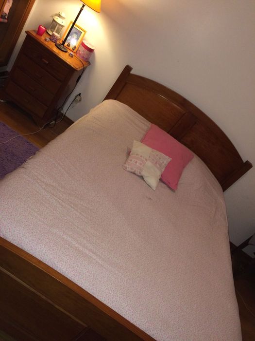 Cama de madeira com gavetas