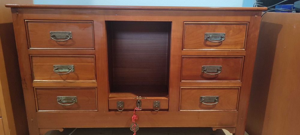 Móvel cor de cerejeira (sala/quarto/hall de entrada)