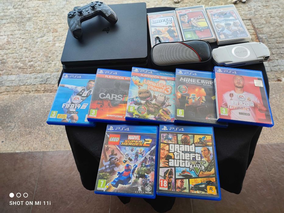 Play station PS4, com 1 comando e 7 jogos