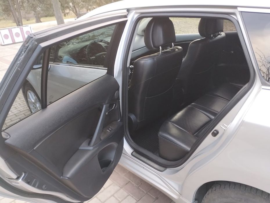 Автомобиль Toyota Avensis