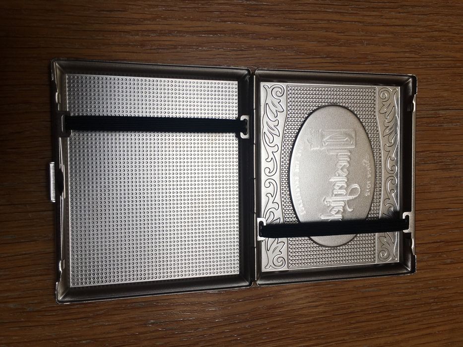 Caixa de lata para cigarros