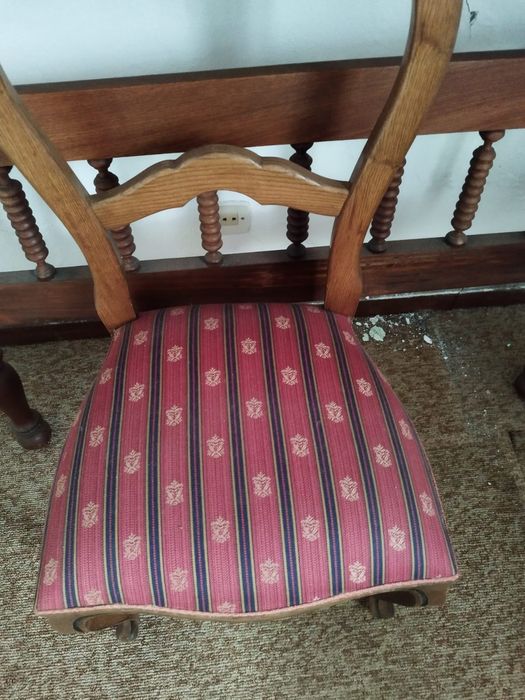 Cama de solteiro com colchão e cadeira