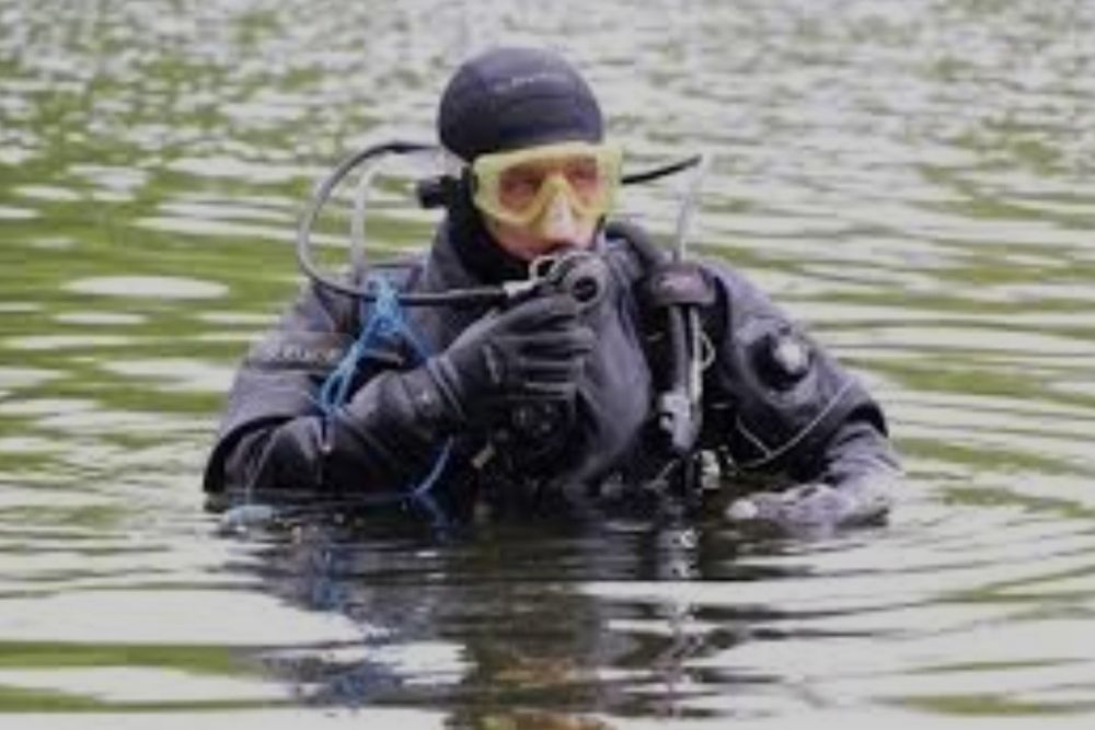 Водолаз, дайвер, ныряльщик.