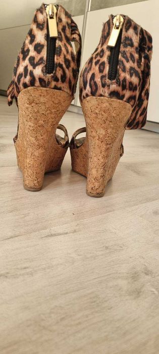 Damskie sandałki na koturnach