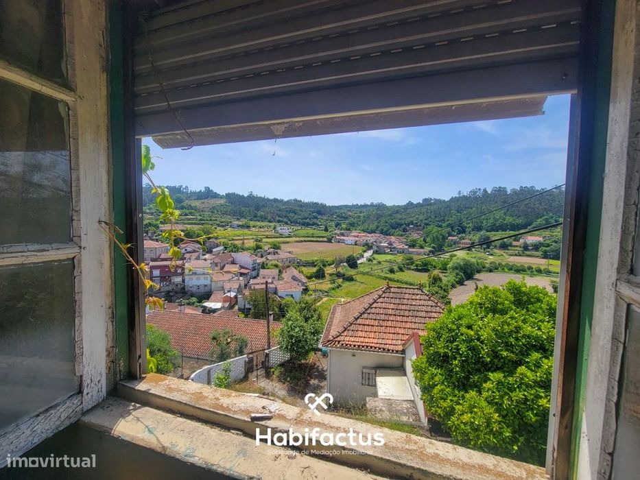 Moradia Isolada T2, para Reconstrução, c/ Varanda e 2 Terrenos á Venda