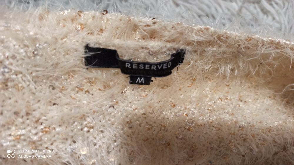 Piękny elegancki sweter z cekinami mieniący